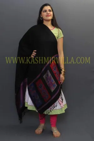 Delicate Wrap Along With Magical Black Base And Highly Defined Borders Creates A Fabulous Impression
